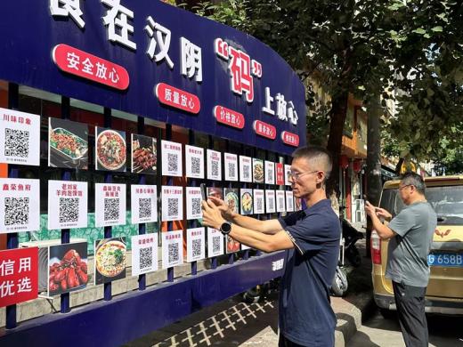 掃二維碼看后廚直播，安心+1